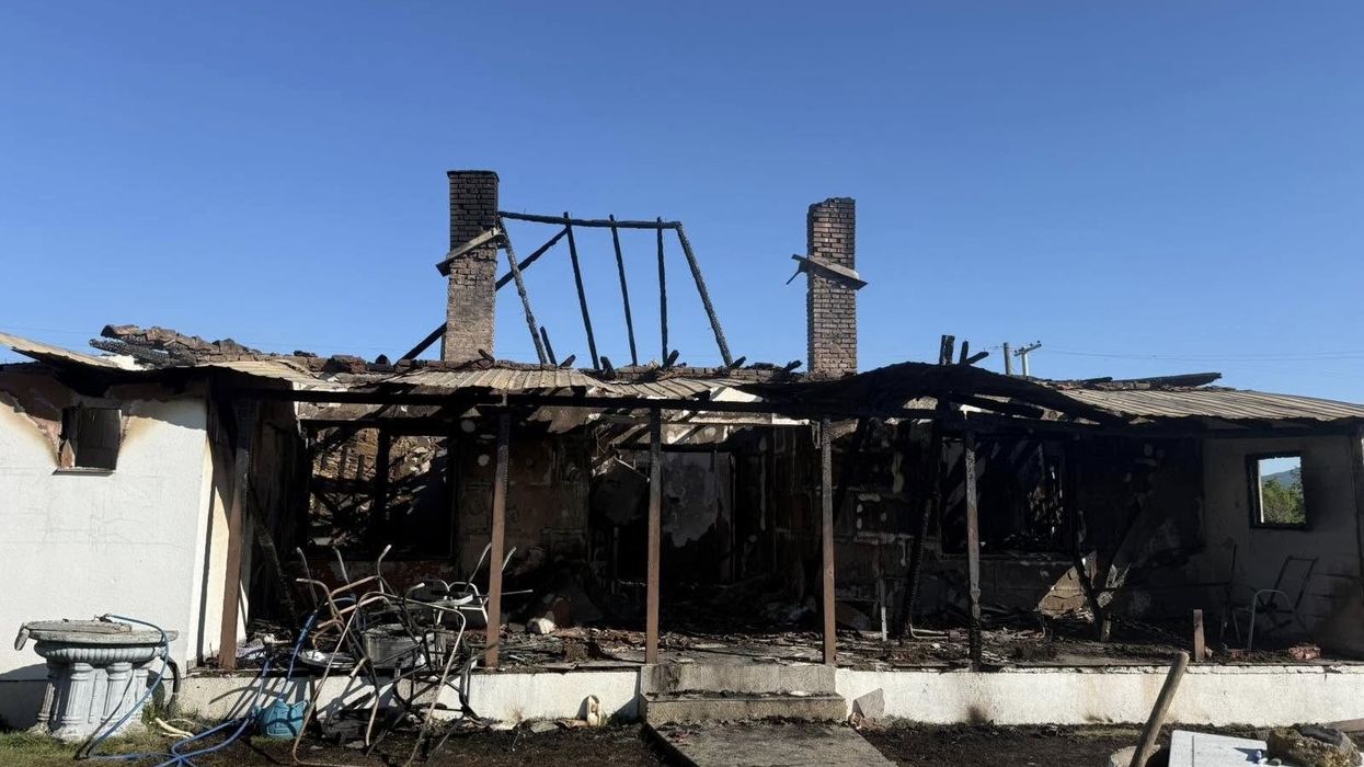 Zjarri shkrumbon një shtëpi në Dolak të Vushtrrisë, familjarët fajësojnë problemet me rrymën Zjarri shkrumbon një shtëpi në Dolak të Vushtrrisë, familjarët fajësojnë problemet me rrymën