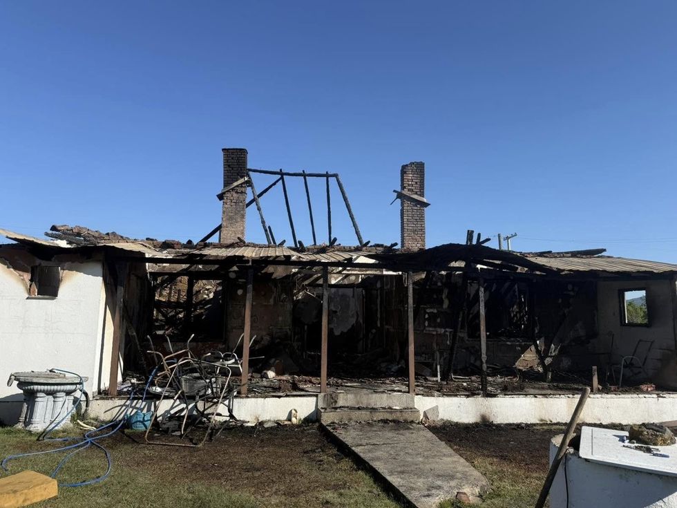 Zjarri shkrumbon një shtëpi në Dolak të Vushtrrisë, familjarët fajësojnë problemet me rrymën