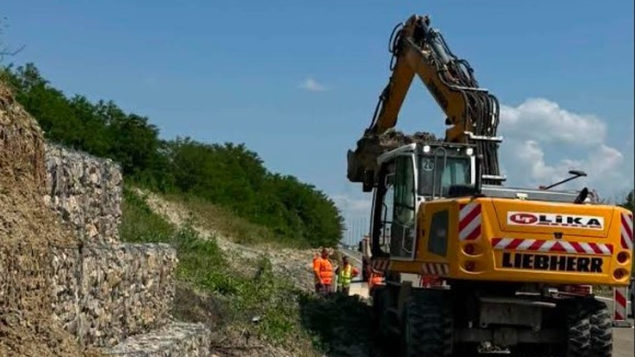 Fillon pastrimi i rrëshqitjeve të dheut në Autostradën “Ibrahim Rugova”