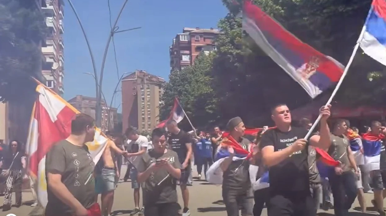 Defilim skandaloz i maturantëve serbë në Mitrovicë të Veriut me thirrjet “Kosova është zemra e Serbisë”
