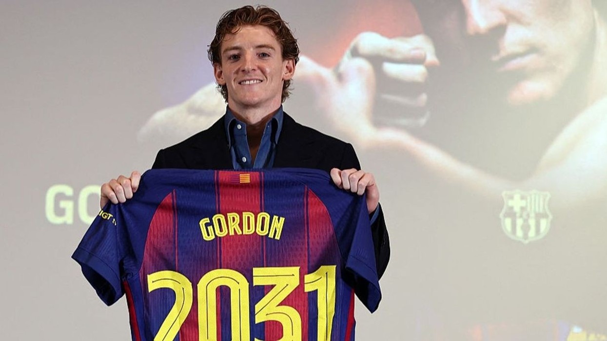 Gordon merr vëmendjen gjatë prezantimit te Barcelona me spanjishten perfekte