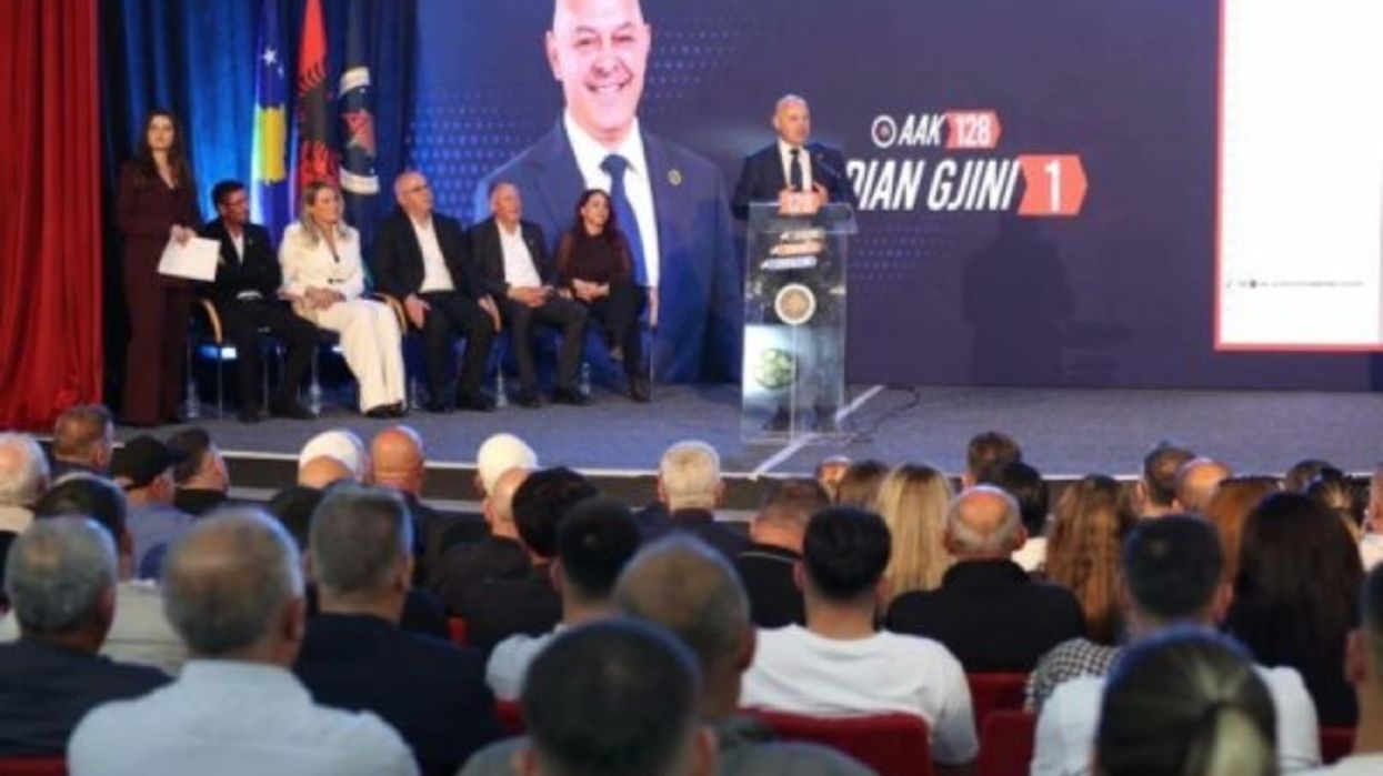 Ardian Gjini në Rahovec: Nuk do të marrin më subvencione ata që s’e punojnë tokën, veç pse janë kushërinj “të atyre” Ardian Gjini në Rahovec: Nuk do të marrin më subvencione ata që s’e punojnë tokën, veç pse janë kushërinj “të atyre”