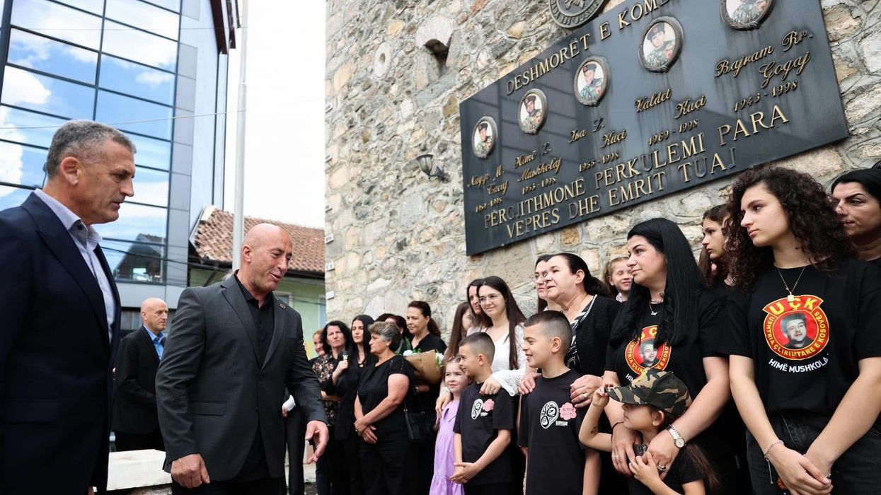 Haradinaj nderon dëshmorët dhe martirët e Deçanit: Burim i patriotëve ndër breza dhe i sakrificës për liri Haradinaj nderon dëshmorët dhe martirët e Deçanit: Burim i patriotëve ndër breza dhe i sakrificës për liri