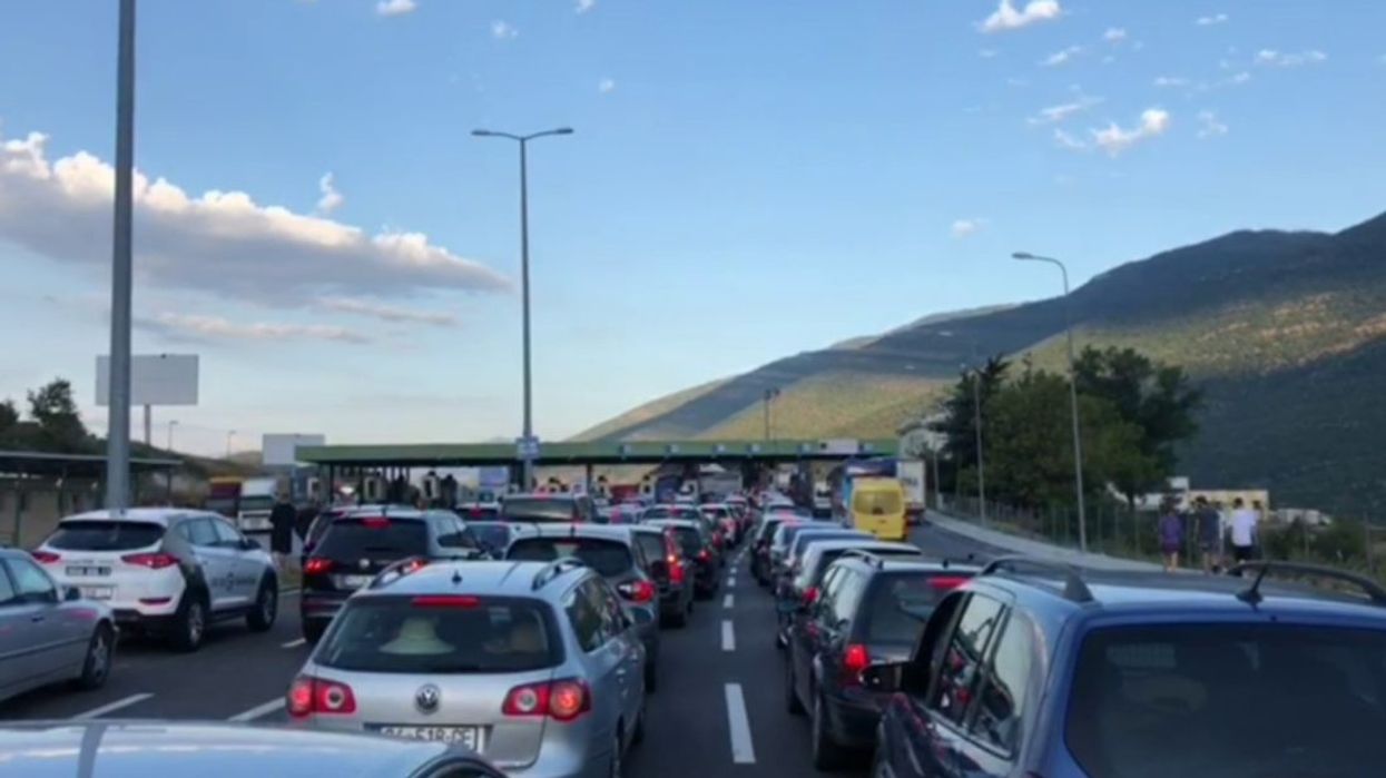 Qytetarët nga Kosova shijojnë fundjavën në bregdetin shqiptar, rriten lëvizjet në pikën kufitare të Morinës Qytetarët nga Kosova shijojnë fundjavën në bregdetin shqiptar, rriten lëvizjet në pikën kufitare të Morinës