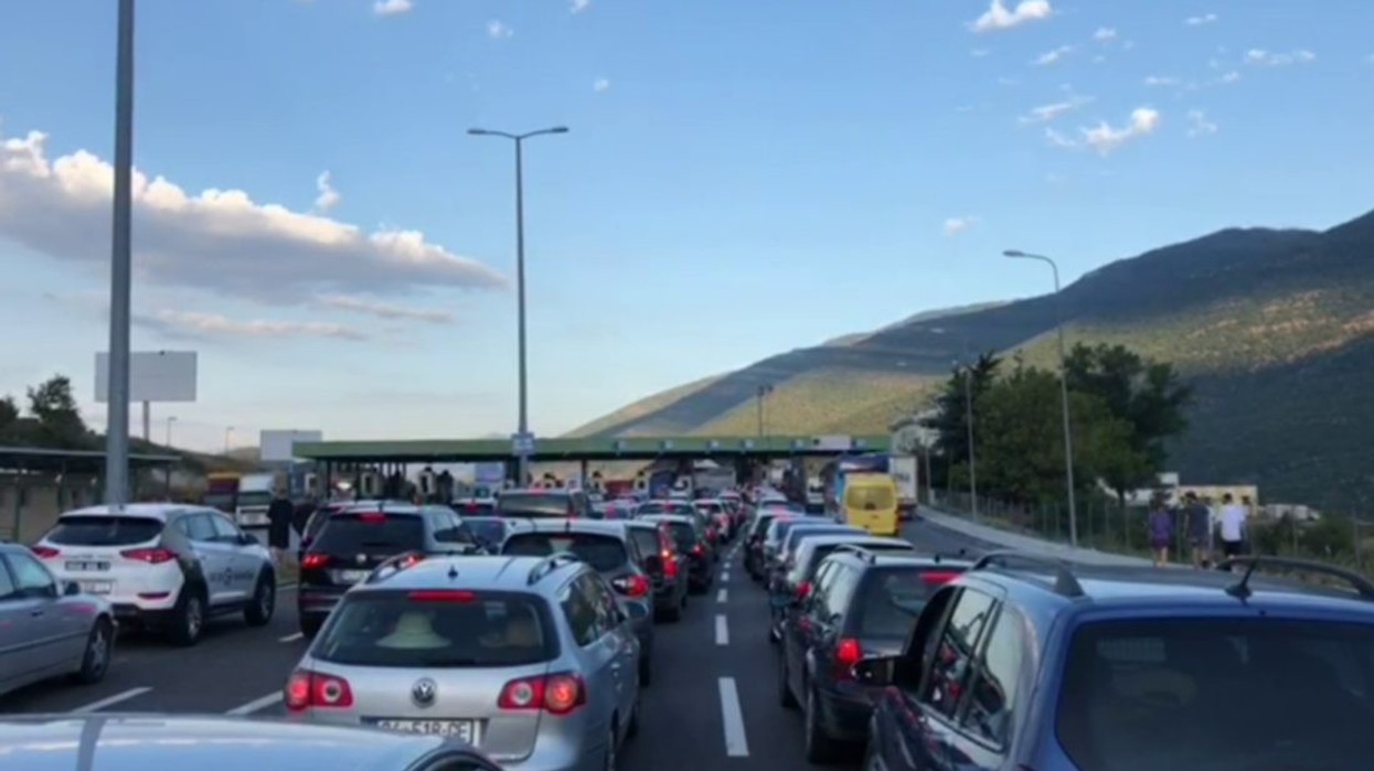 Qytetarët nga Kosova shijojnë fundjavën në bregdetin shqiptar, rriten lëvizjet në pikën kufitare të Morinës