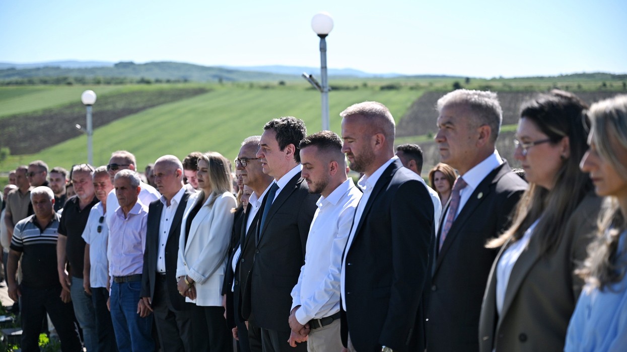 Kurti bën homazhe në Marinë në nderim të dëshmorëve Rasim Kiçina dhe Ragip Halilaj