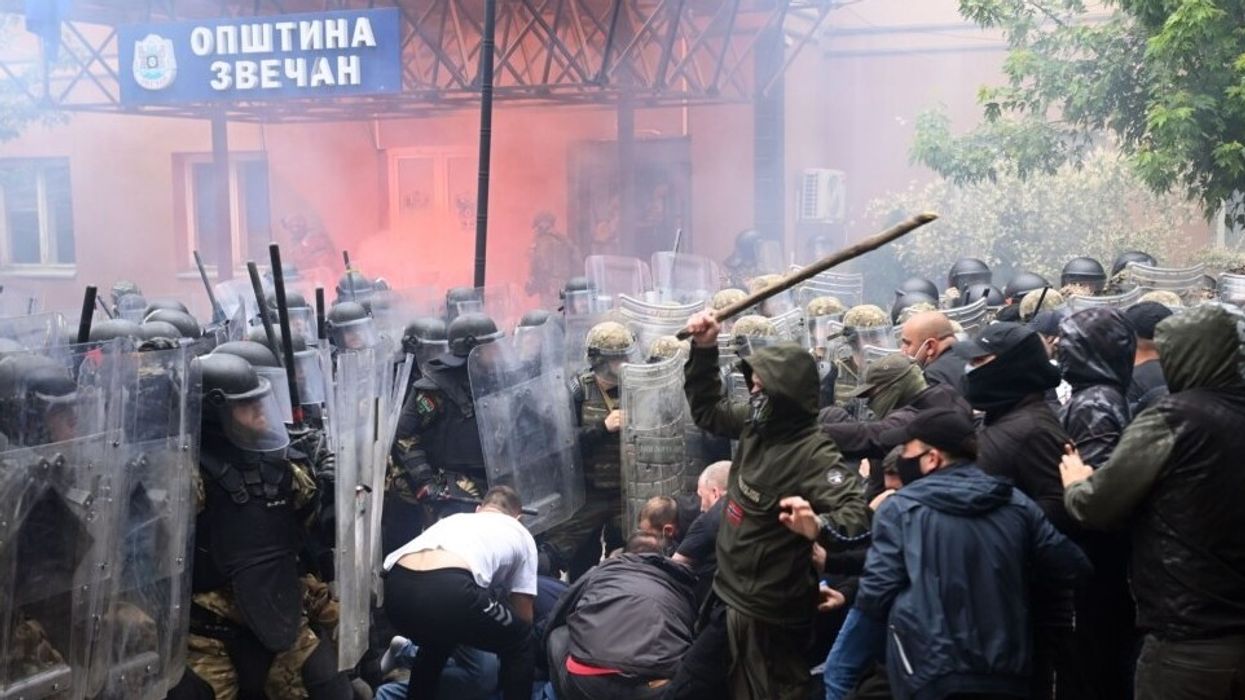 Tre vjet nga sulmi ndaj ushtarëve të NATO-s: Roli i drejtpërdrejtë i Vuçiqit përmes Radoiçiqit në destabilizimin e veriut Tre vjet nga sulmi ndaj ushtarëve të NATO-s: Roli i drejtpërdrejtë i Vuçiqit përmes Radoiçiqit në destabilizimin e veriut