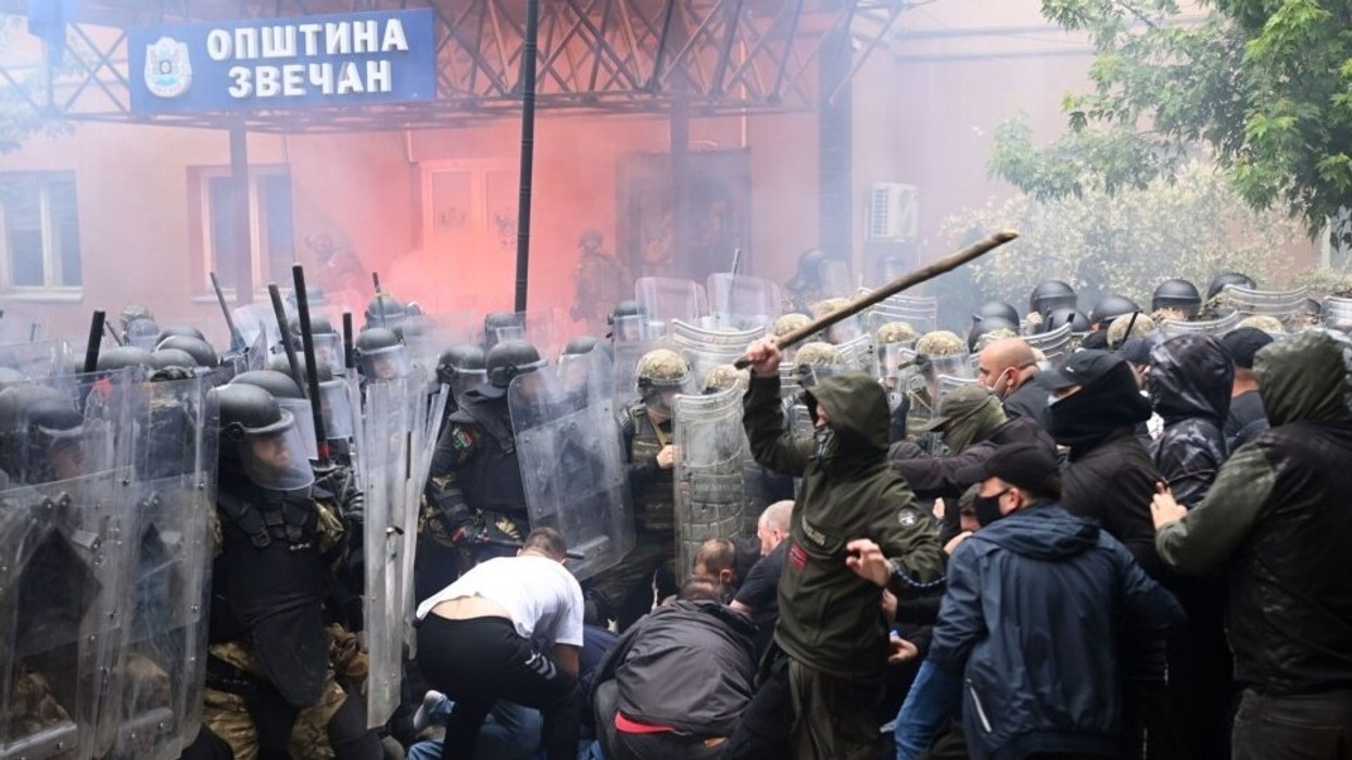 Tre vjet nga sulmi ndaj ushtarëve të NATO-s: Roli i drejtpërdrejtë i Vuçiqit përmes Radoiçiqit në destabilizimin e veriut