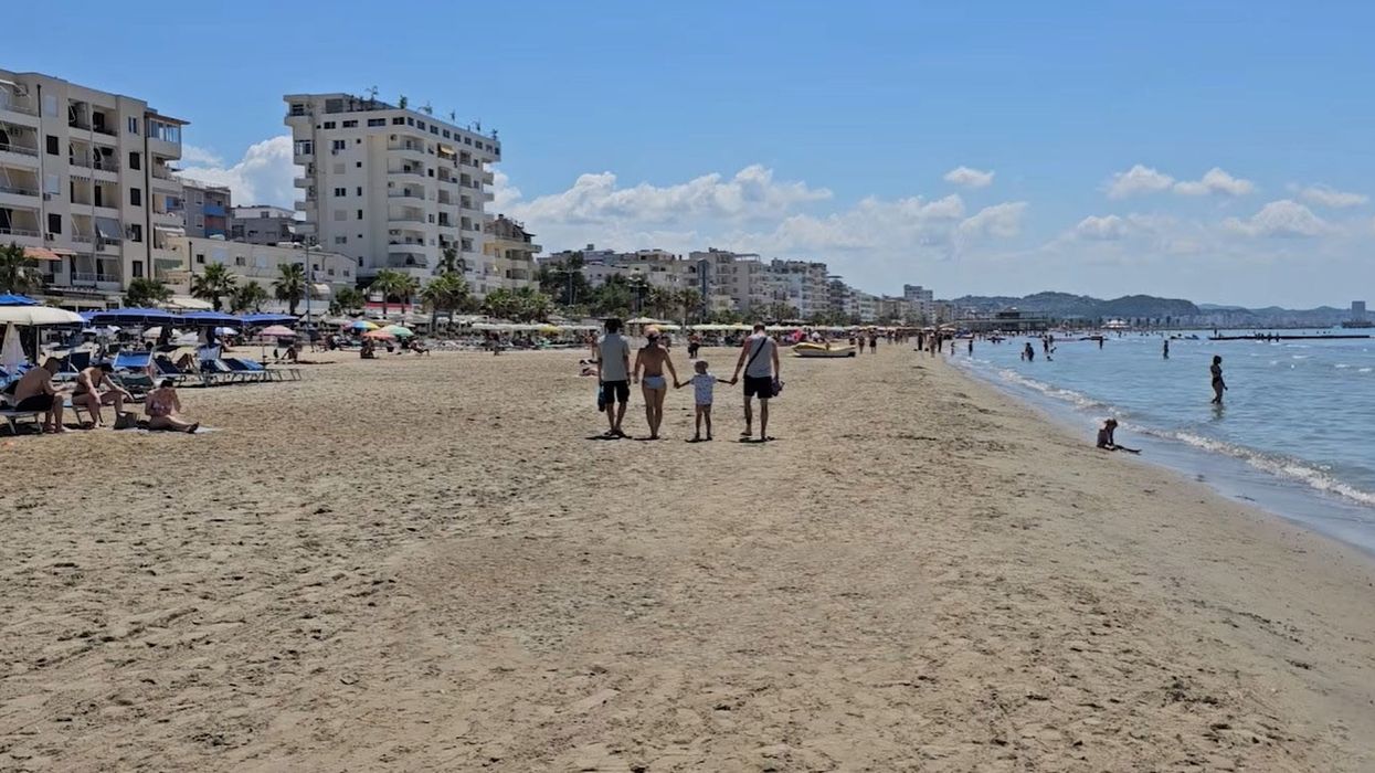 Turistët e huaj popullojnë Durrësin, fluks i lartë i pushuesve në plazhe Turistët e huaj popullojnë Durrësin, fluks i lartë i pushuesve në plazhe