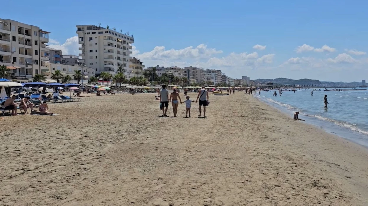 Turistët e huaj popullojnë Durrësin, fluks i lartë i pushuesve në plazhe