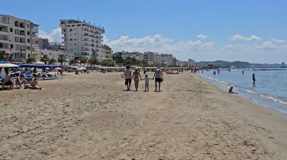 Turistët e huaj popullojnë Durrësin, fluks i lartë i pushuesve në plazhe