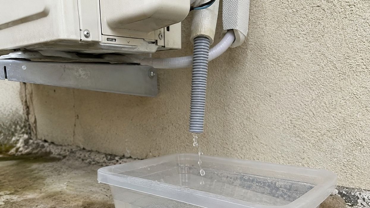 Uji nga kondicioneri mund të bëhet shpëtim për lulet, xhamat dhe hekurin me avull Uji nga kondicioneri mund të bëhet shpëtim për lulet, xhamat dhe hekurin me avull