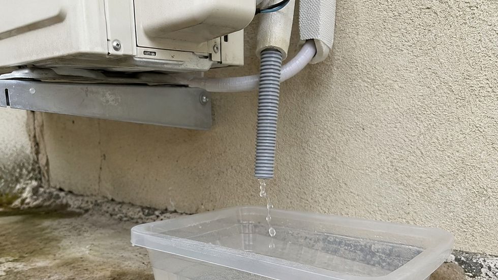 Uji nga kondicioneri mund të bëhet shpëtim për lulet, xhamat dhe hekurin me avull