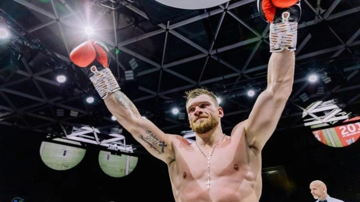 Jurgen Uldedaj e mbron titullin e kampionit të botës, e rrah britanikun Nnmadi