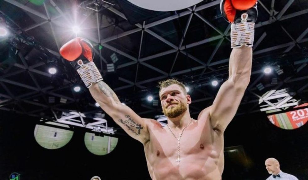 Jurgen Uldedaj e mbron titullin e kampionit të botës, e rrah britanikun Nnmadi