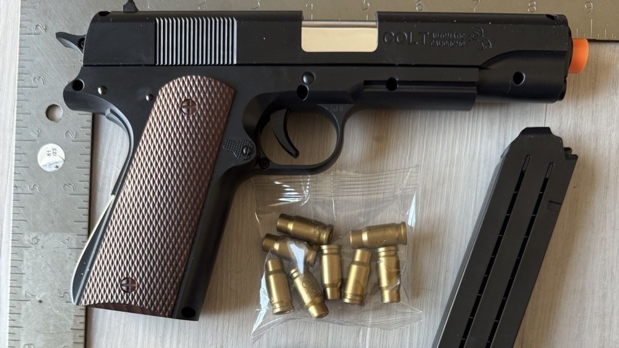 Kanos kolegun me armë lodër dhe rrezikon trafikun, arrestohet një person në Prishtinë Kanos kolegun me armë lodër dhe rrezikon trafikun, arrestohet një person në Prishtinë