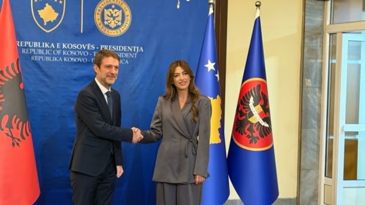Haxhiu pret në takim ministrin e jashtëm të Shqipërisë