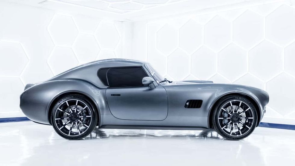 Rikthehet legjenda britanike Cobra GT Rikthehet legjenda britanike Cobra GT