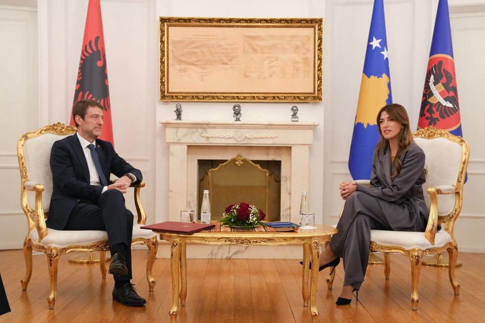 Haxhiu priti ministrin Hoxha, i  kërkon vazhdimin e mbështetjes për rrugën euroatlantike të Kosovës