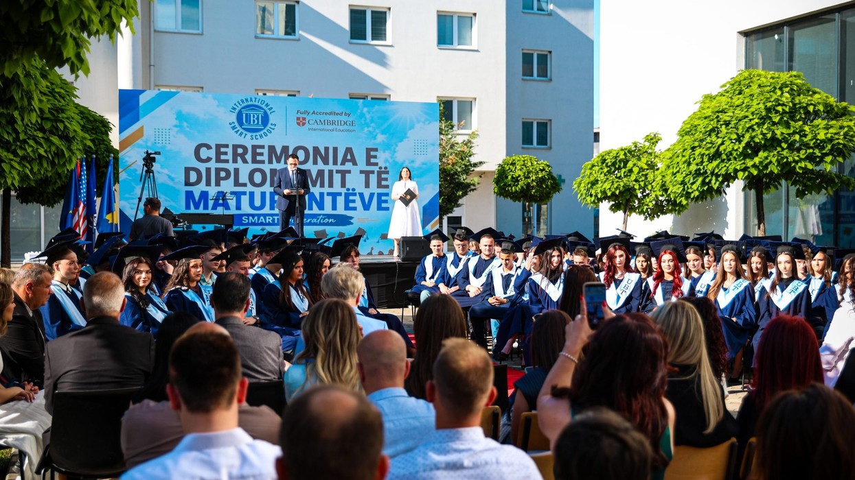 Diplomojnë maturantët e UBT International Smart Schools
