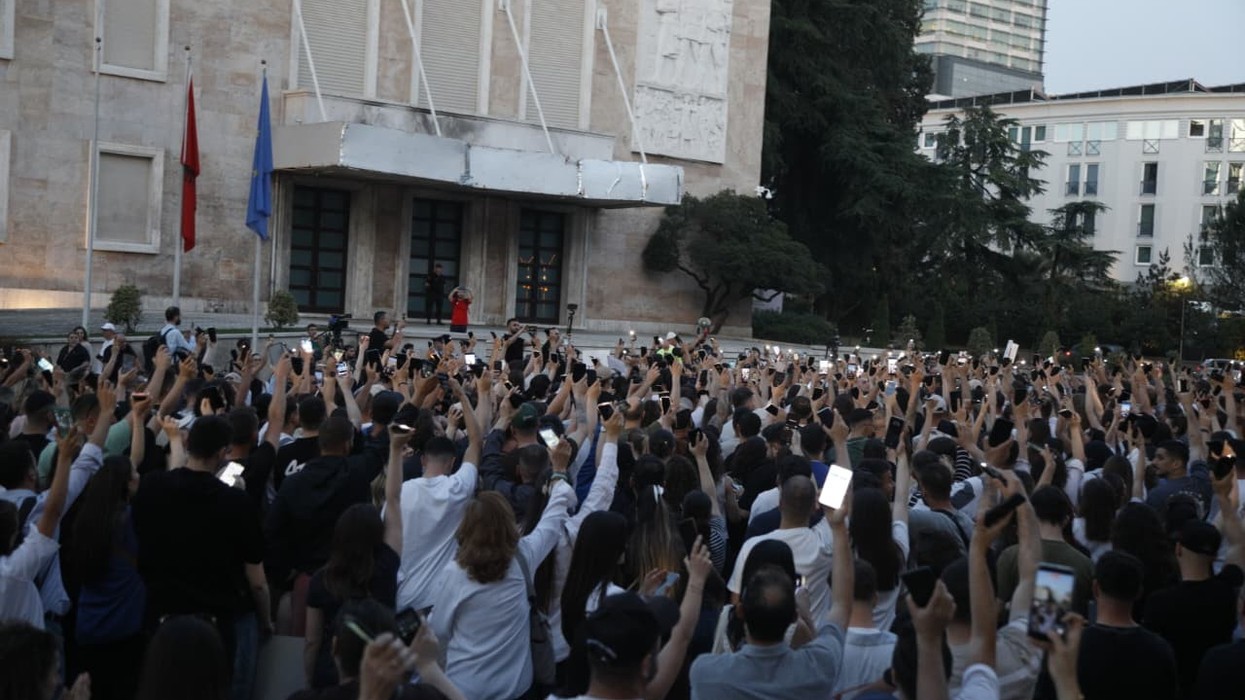 Pas pamjeve nga Zvërneci që tronditën rrjetin, qytetarët marshuan në Tiranë