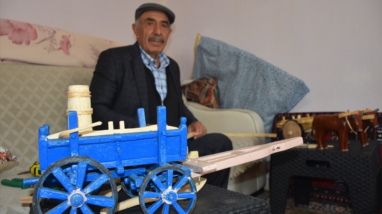 Fermeri 78-vjeçar prodhon versione miniaturë të veglave të vjetra bujqësore që të mos harrohen