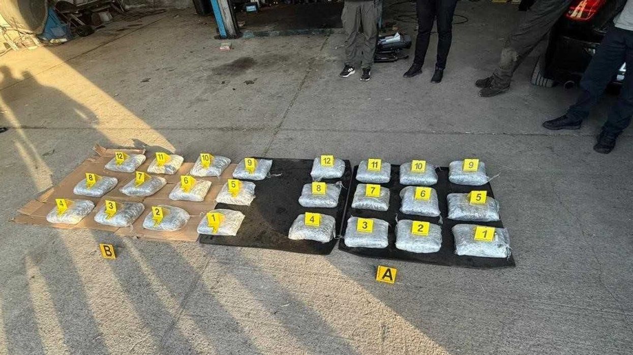 Aksion antidrogë në Kosovë - kapen rreth 26 kg marihuanë dhe arrestohen 3 persona Aksion antidrogë në Kosovë - kapen rreth 26 kg marihuanë dhe arrestohen 3 persona