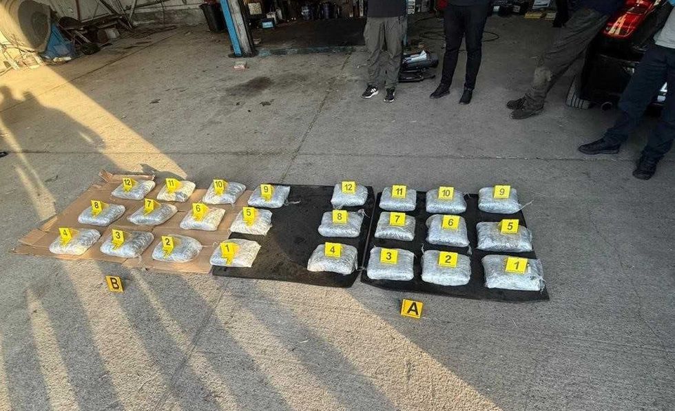 Aksion antidrogë në Kosovë - kapen 25 kg marihuanë dhe arrestohen 3 persona Aksion antidrogë në Kosovë - kapen 25 kg marihuanë dhe arrestohen 3 persona