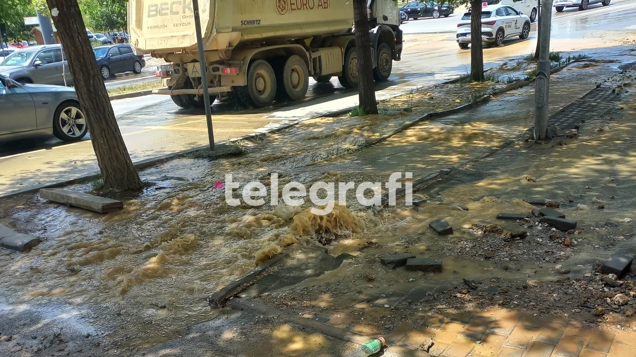 Shpërthejnë ujërat e zeza në Rrugën C në Prishtinë
