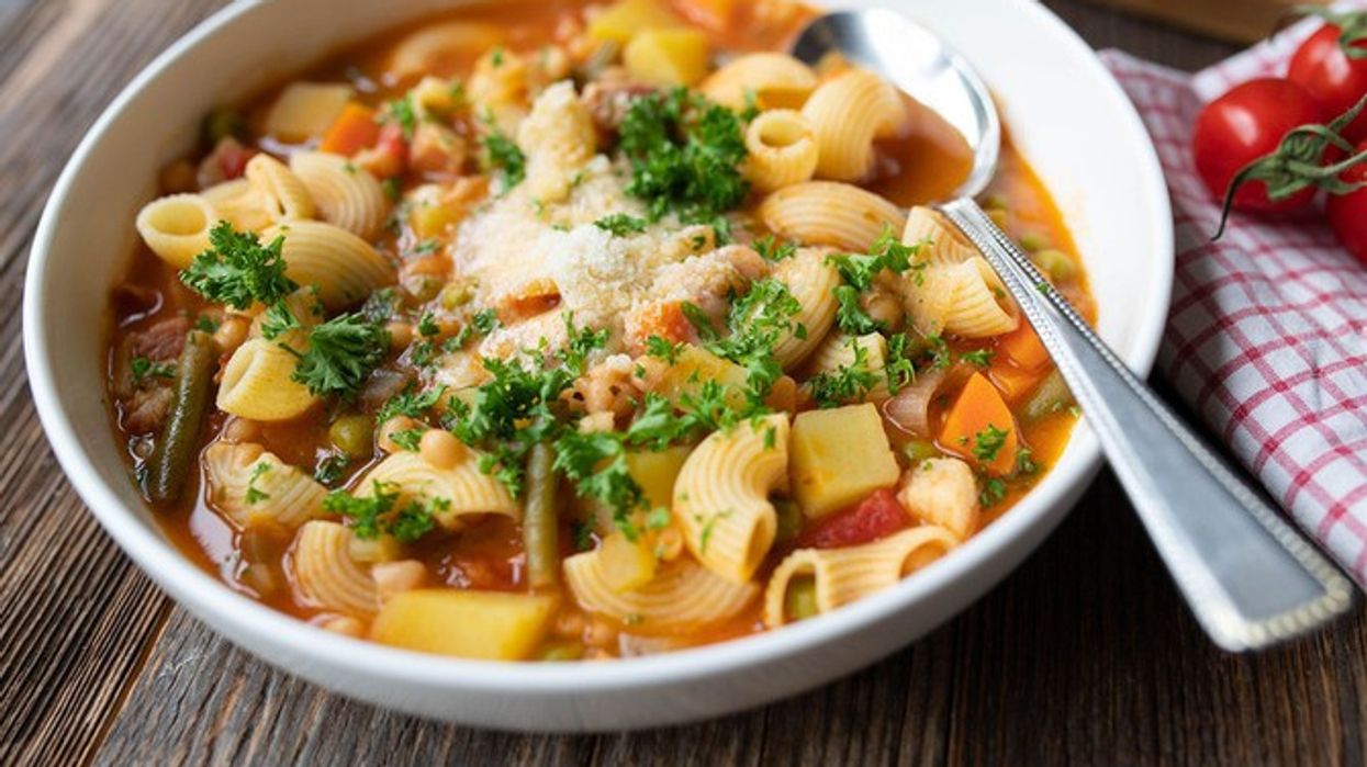 Minestrone me makarona dhe perime – receta e ngrohtë që zëvendëson edhe drekën Minestrone me makarona dhe perime – receta e ngrohtë që zëvendëson edhe drekën
