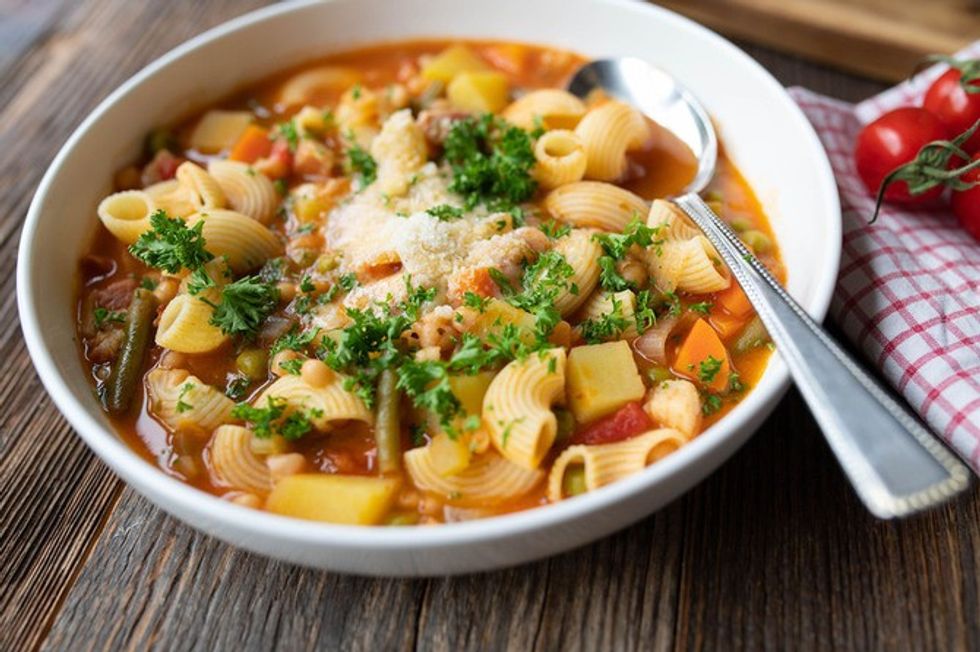 Minestrone me makarona dhe perime – receta e ngrohtë që zëvendëson edhe drekën
