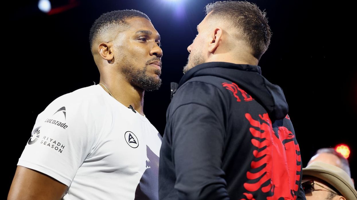 Joshua dhe Prenga kryejnë përballjen e “sy më sy”, reagimi i shqiptarit bëhet viral Joshua dhe Prenga kryejnë përballjen e “sy më sy”, reagimi i shqiptarit bëhet viral