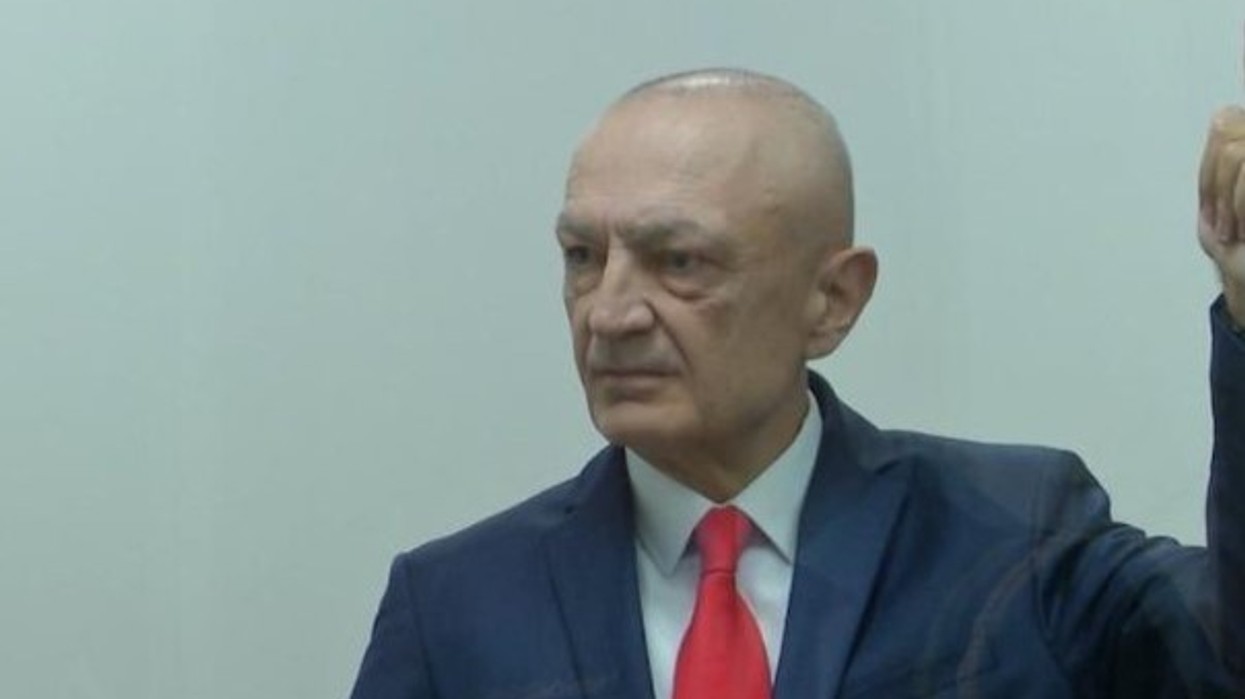Meta në Skrapar për ceremoninë e varrimit të babait të tij