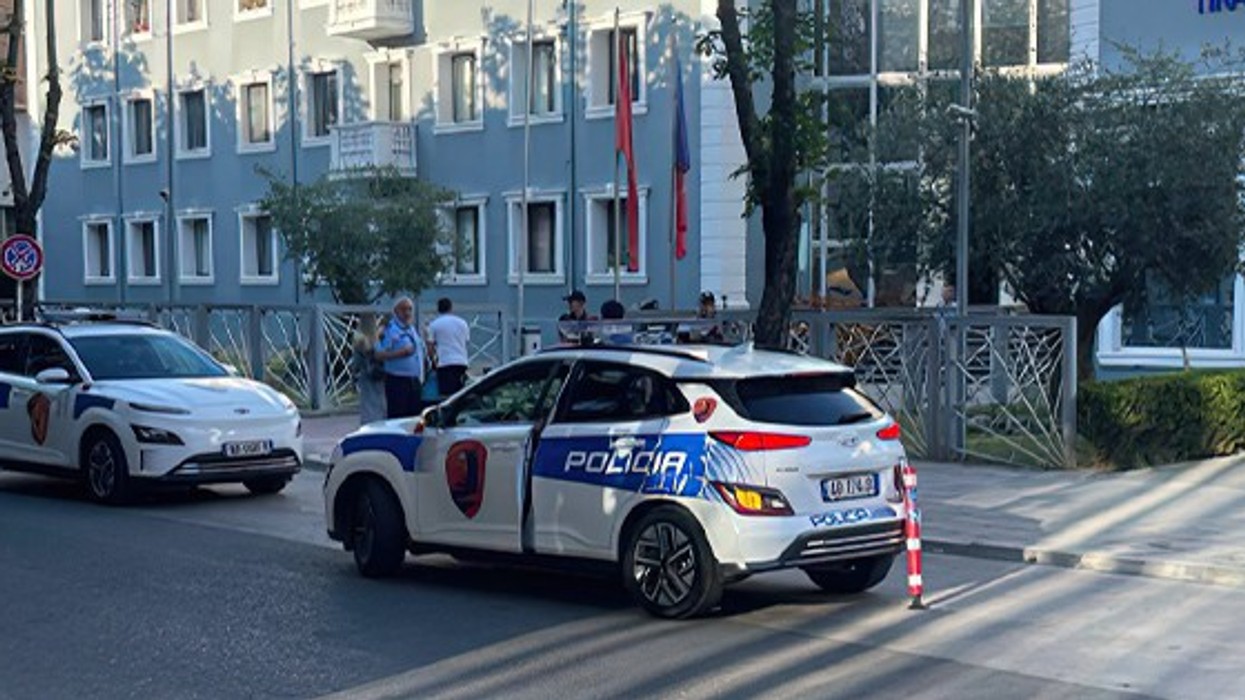 Grabitje me armë te një bankë pranë stadiumit “Dinamo” në Tiranë, autori i merr lekët klientit
