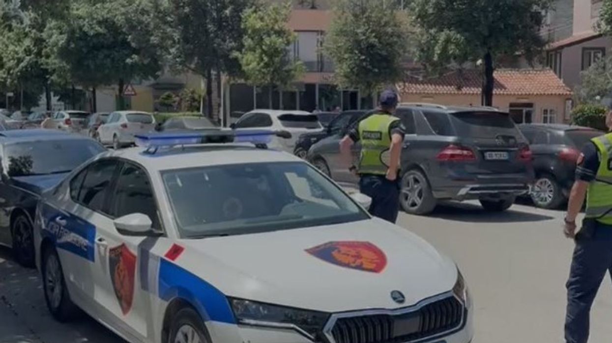 I mori rreth 17 mijë euro një klienti që po i depozitonte, detaje nga grabitja e bankës në Tiranë I mori rreth 17 mijë euro një klienti që po i depozitonte, detaje nga grabitja e bankës në Tiranë