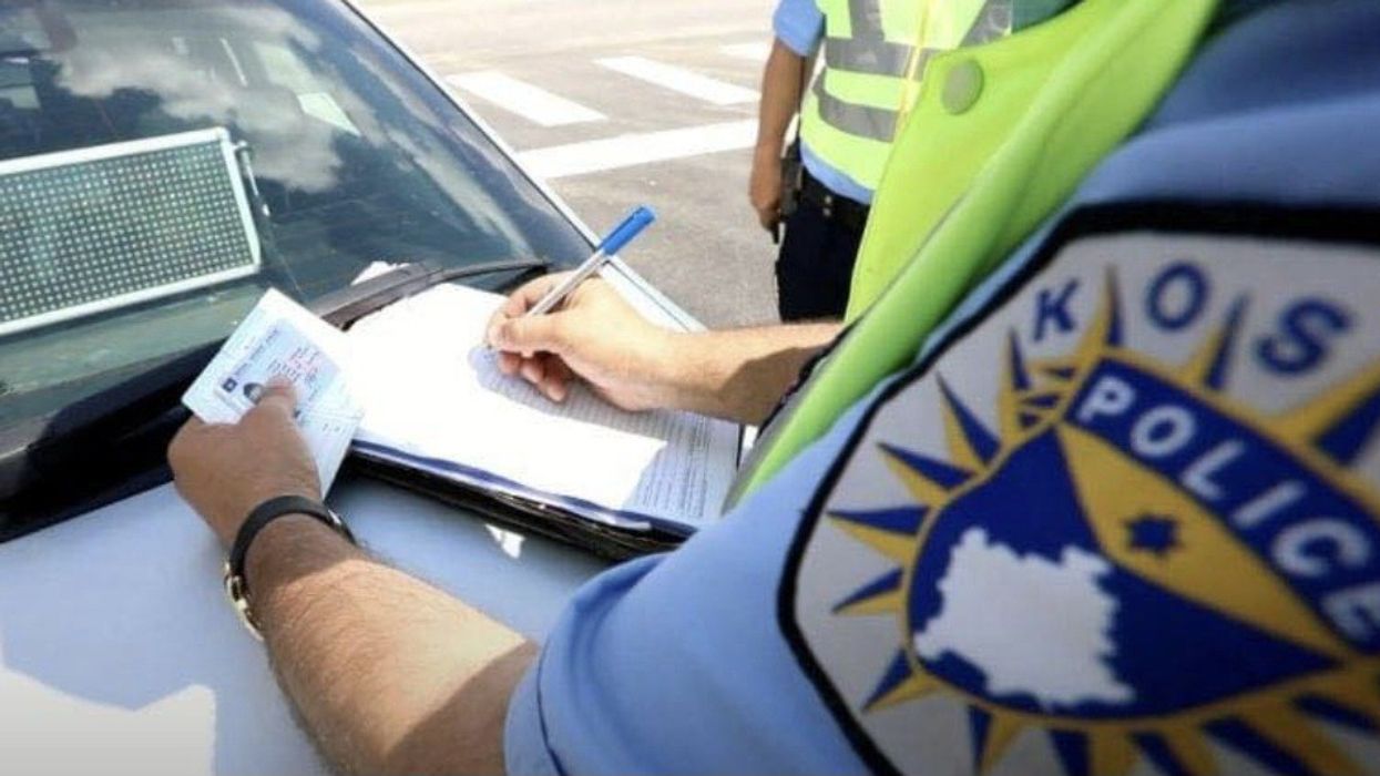 Ndëshkohen dy shoferë për kundërvajtje të rënda në komunikacionin rrugor në rajonin e Ferizajt Ndëshkohen dy shoferë për kundërvajtje të rënda në komunikacionin rrugor në rajonin e Ferizajt