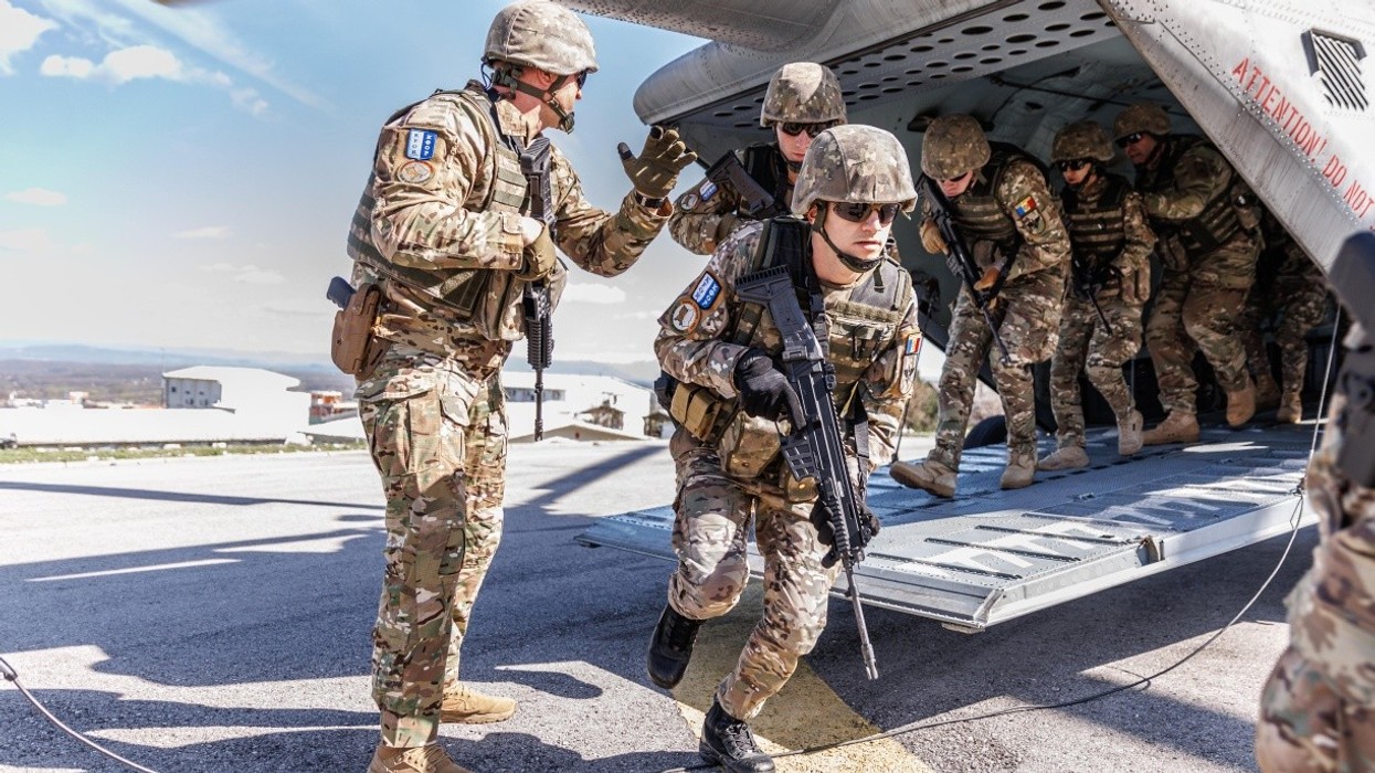 KFOR zhvillon stërvitje me helikopterë në Pejë për rritjen e gatishmërisë operacionale