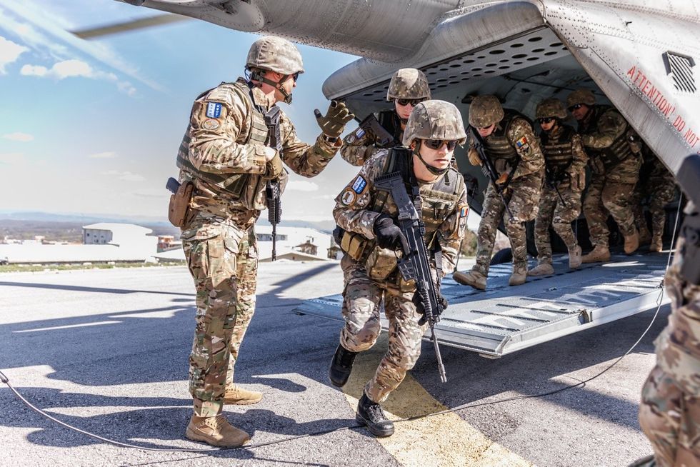 KFOR zhvillon stërvitje me helikopterë në Pejë për rritjen e gatishmërisë operacionale
