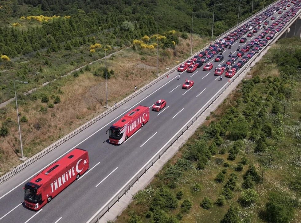 Turqia përcillet në mënyrë spektakolare nga tifozët drejt Botërorit