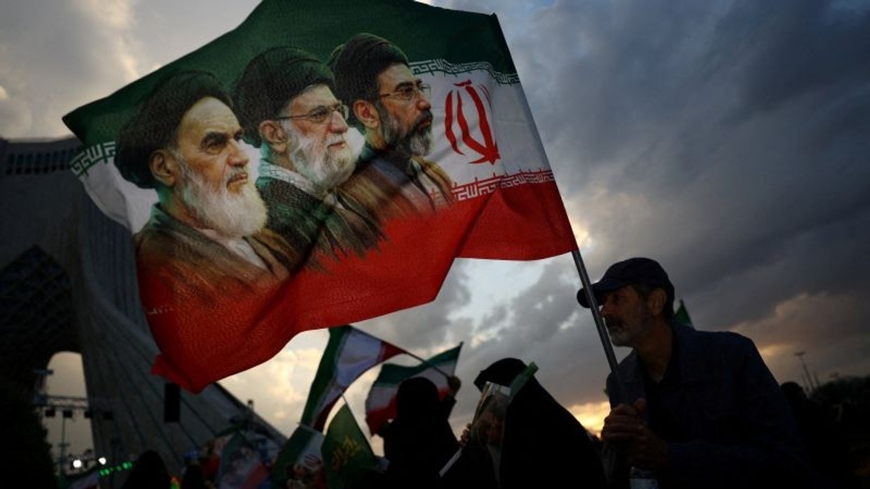 Ministrat e Jashtëm të Iranit dhe Arabisë Saudite flasin për diplomacinë për t'i dhënë fund konfliktit rajonal