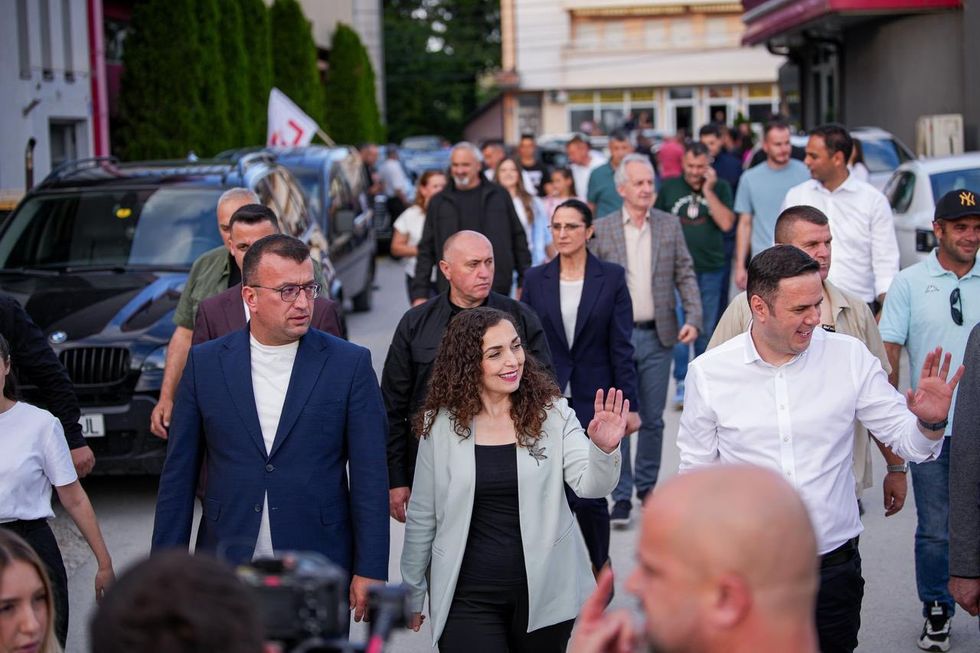 Vjosa Osmani publikon pamje nga tubimi në Istog, falenderon qytetarët për mbështetje të fuqishme