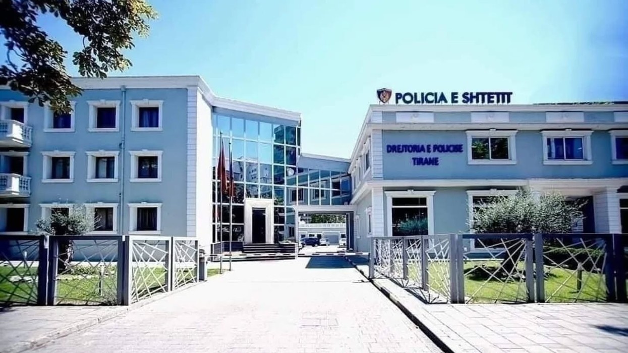 Iu zhvatën dy klientëve të një banke në Tiranë rreth 400 mijë euro, policia jep të dhënat e fundit