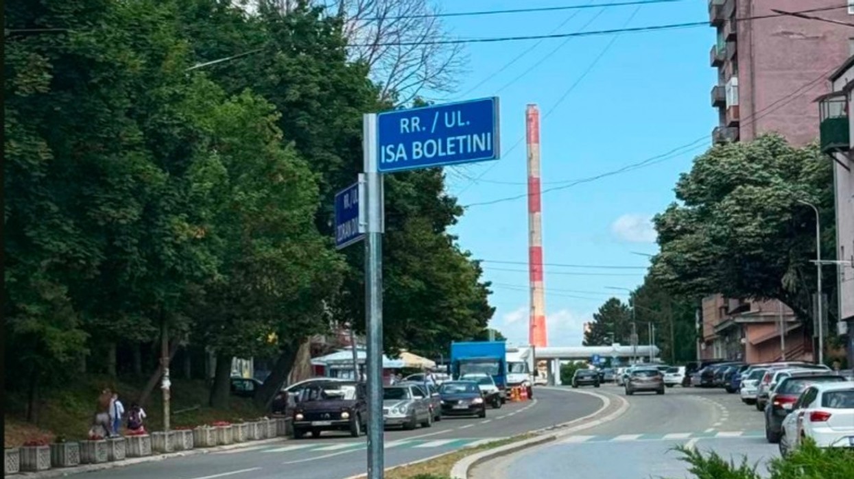 Në Mitrovicën e Veriut vendosen tabelat me emrat e rinj të rrugëve