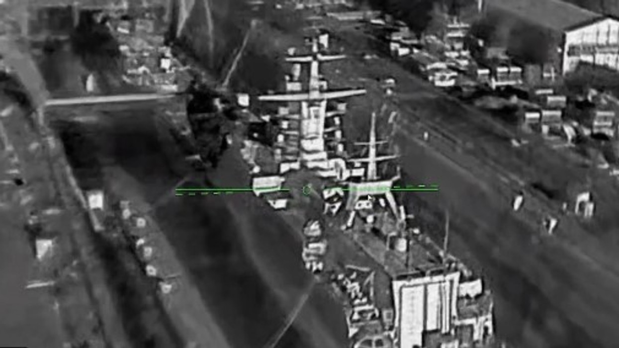 Operatorët ukrainas të dronëve kamikaz godasin direkt anijen luftarake ruse në Shën Petersburg