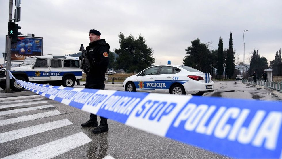Alarmi për “veprim hibrid”: Policia e Malit të Zi bllokon në aeroport dhe dëbon 90 persona të ardhur nga Beogradi