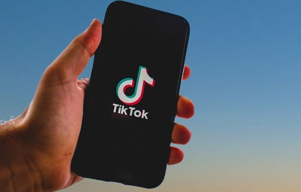 Po vjen vetura e parë TikTok Po vjen vetura e parë TikTok