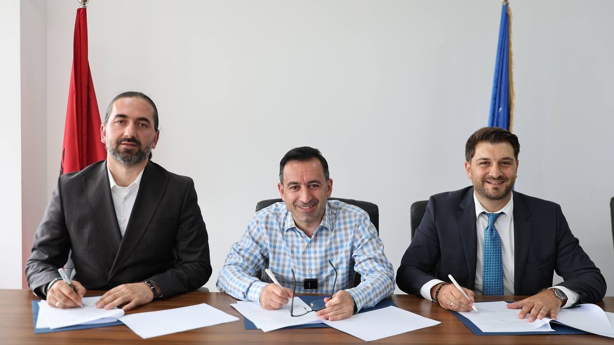 Po asfaltohet rruga “Agron Rrahmani” në Uglarë, nënshkruhet marrëveshja Po asfaltohet rruga “Agron Rrahmani” në Uglarë, nënshkruhet marrëveshja
