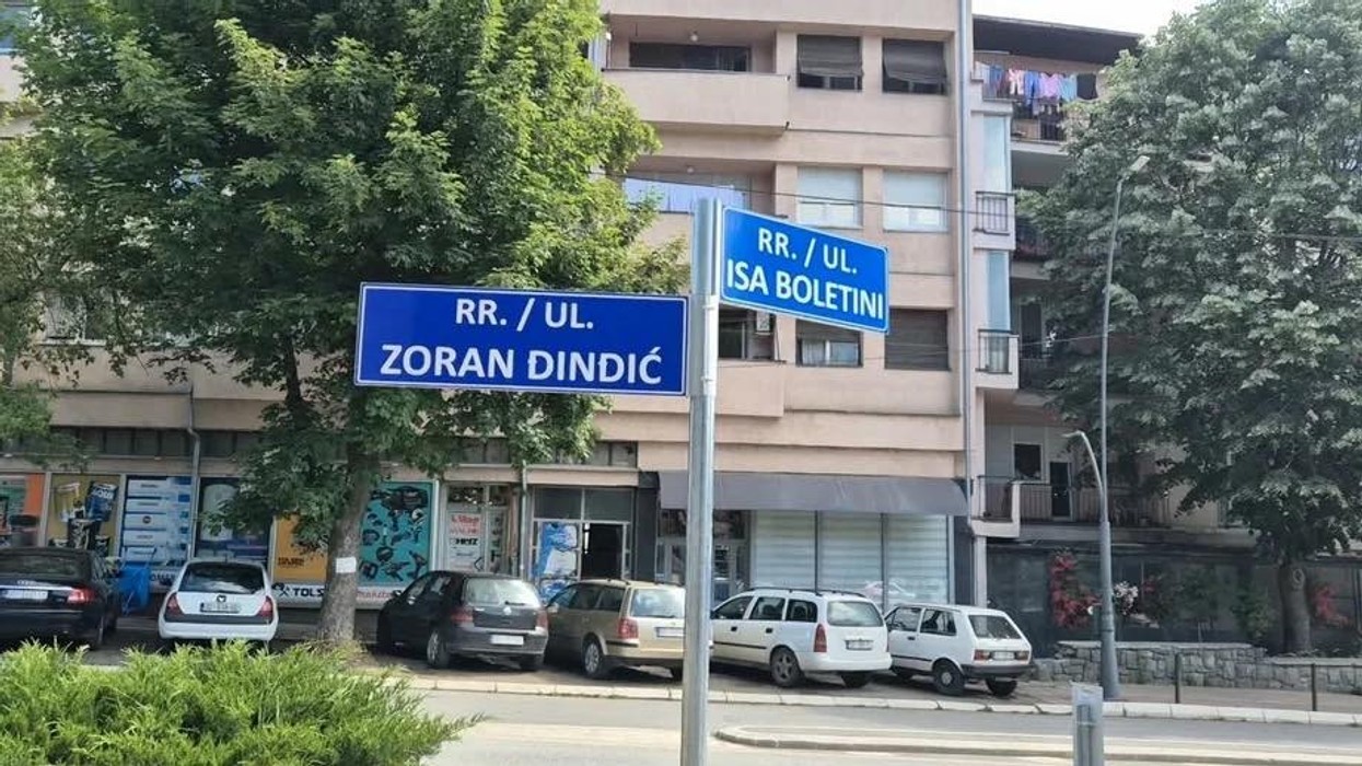 Në Mitrovicën e Veriut vendosen tabelat me emrat e rinj të rrugëve