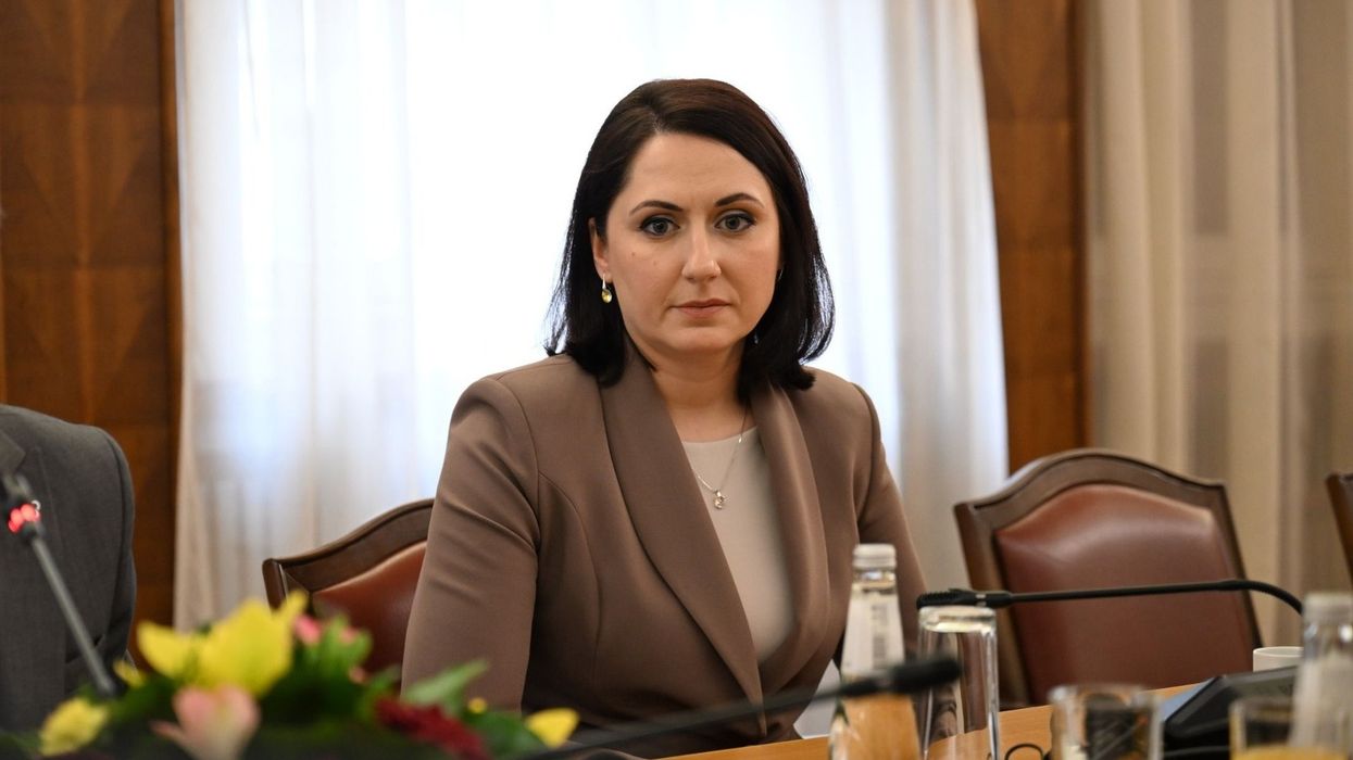 Pyetja në shqip e deputetes Rina Ajdari drejtuar ministrit shqiptar, me miratim të Afrim Gashit përkthehet dhe dërgohet vetëm në maqedonisht Pyetja në shqip e deputetes Rina Ajdari drejtuar ministrit shqiptar, me miratim të Afrim Gashit përkthehet dhe dërgohet vetëm në maqedonisht