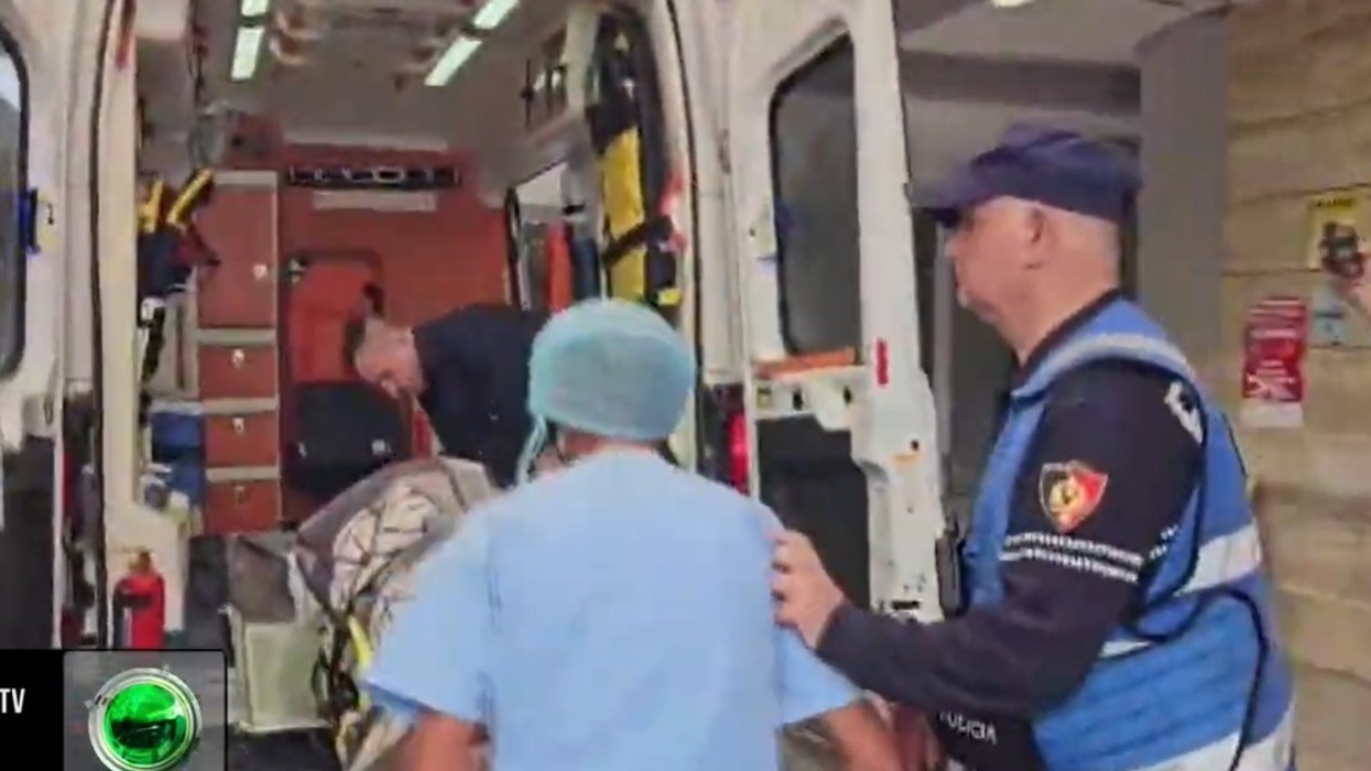 Autori i vrasjes së policit në Maliq niset drejt spitalit të Tiranës nën forca të shumta policie